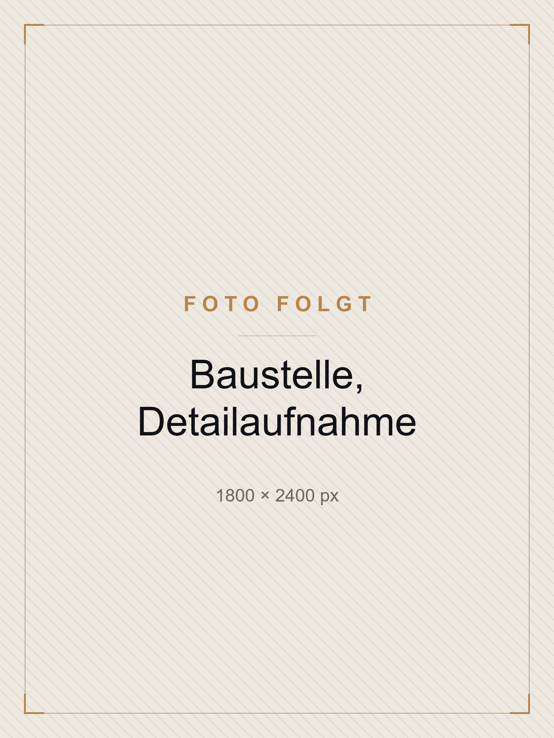 Farbwanne und Malerrolle auf der Baustelle, Detailaufnahme im Hochformat