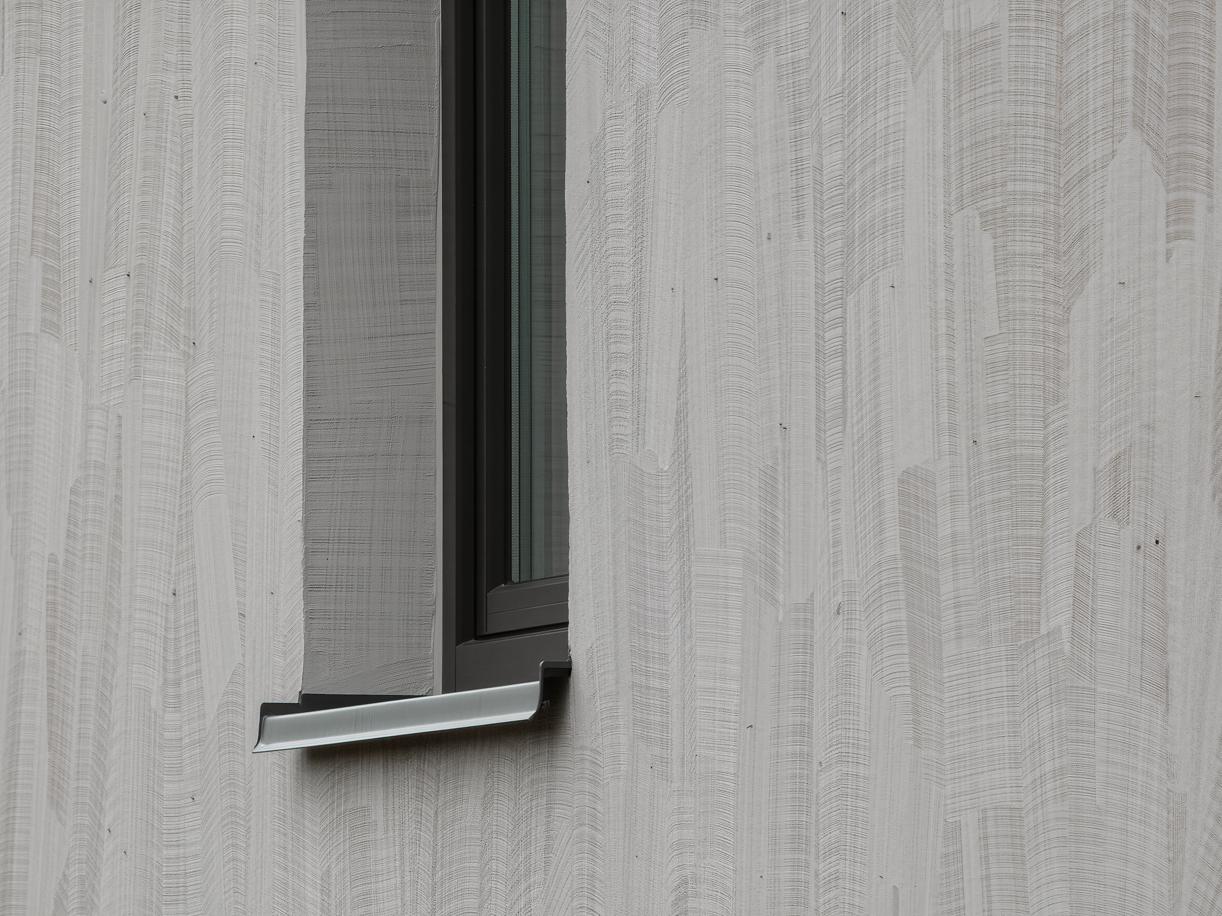 Detail in Cham: frisch verputzte Fensterlaibung mit schlichter Fensterbank